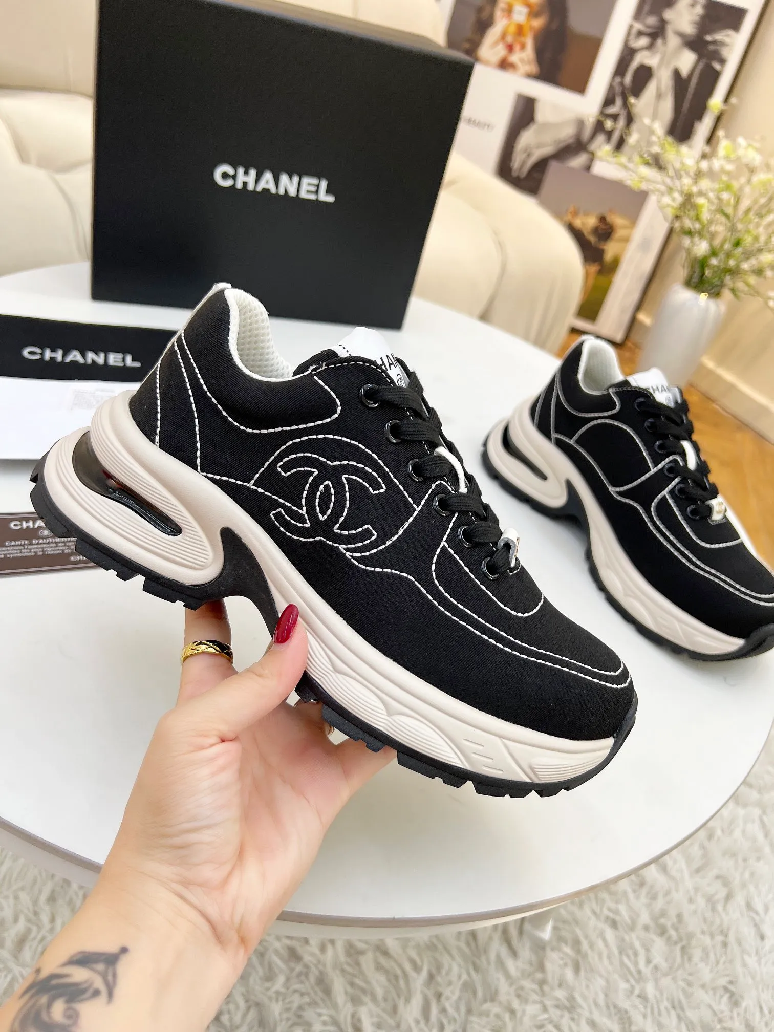 👟👟Ex-factory price 500👟👟 Cloth CHANEL 25C new casual shoes for early spring vacation. A pair of comfortable shoes can reduce the fatigue on your feet. The new style is very versatile, whether it is daily wear or a sister party. It can be easily used for commuting in the workplace, outdoor sports and various occasions. It can increase the height, straighten the legs, modify the shape of the feet, is comfortable and comfortable without rubbing the feet, and has good breathability. It can also be worn in summer. Office workers can also easily own it when wearing it. The fabric is pebbled cowhide + plaid pad to show off sheepskin. The original open-molded rubber foam outsole! size: 35-40 (41 customized, non-refundable and non-exchangeable)